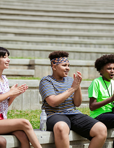 children clapping for their friends